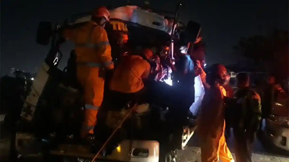 Trailer Angkut Backhoe Hantam Truk di Arteri Yos Sudarso