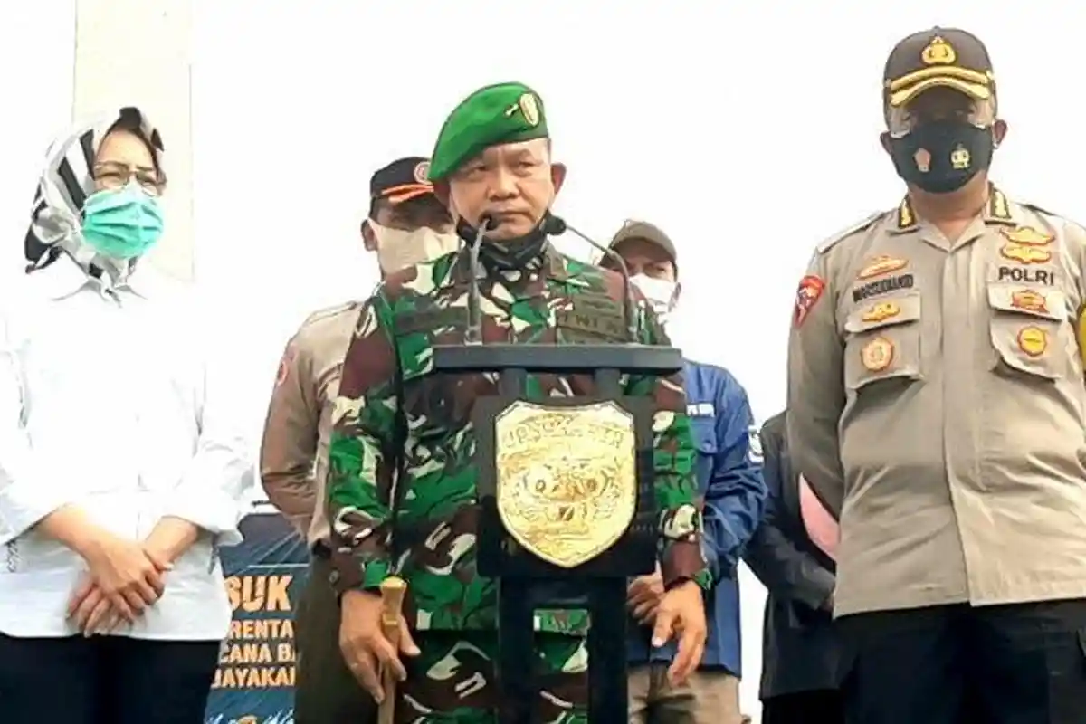 TNI Copot Baliho Rizieq Shihab, Sikap Tegas Pangdam Jaya hingga Pasukan Elite Awasi Markas FPI
