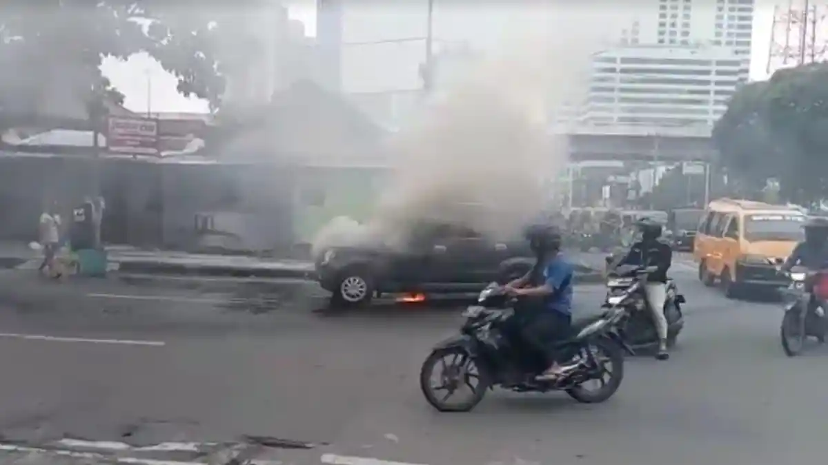 KRONOLOGI Mobil Terbakar di Tengah Jalan, Warga Ngaku Sulit Padamkan Api