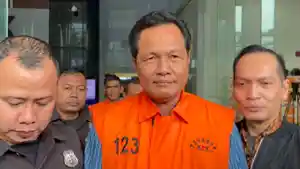 Bupati-Muara-Enim-Edison-pakai-rompi-tahanan-KPK-bungkam-saat-ditanya-wartawan.jpg