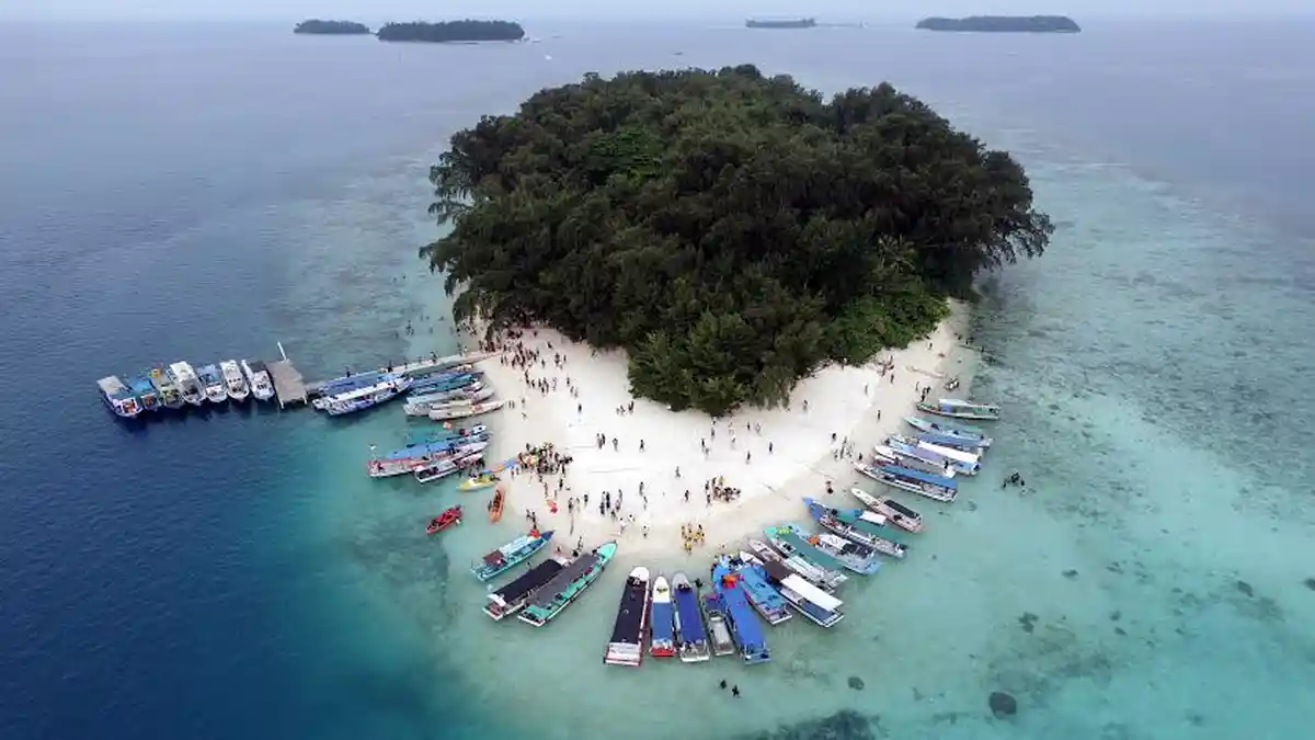 Sensasi Berayun Sambil Menikmati Indahnya Hamparan Pasir Putih Pulau Perak