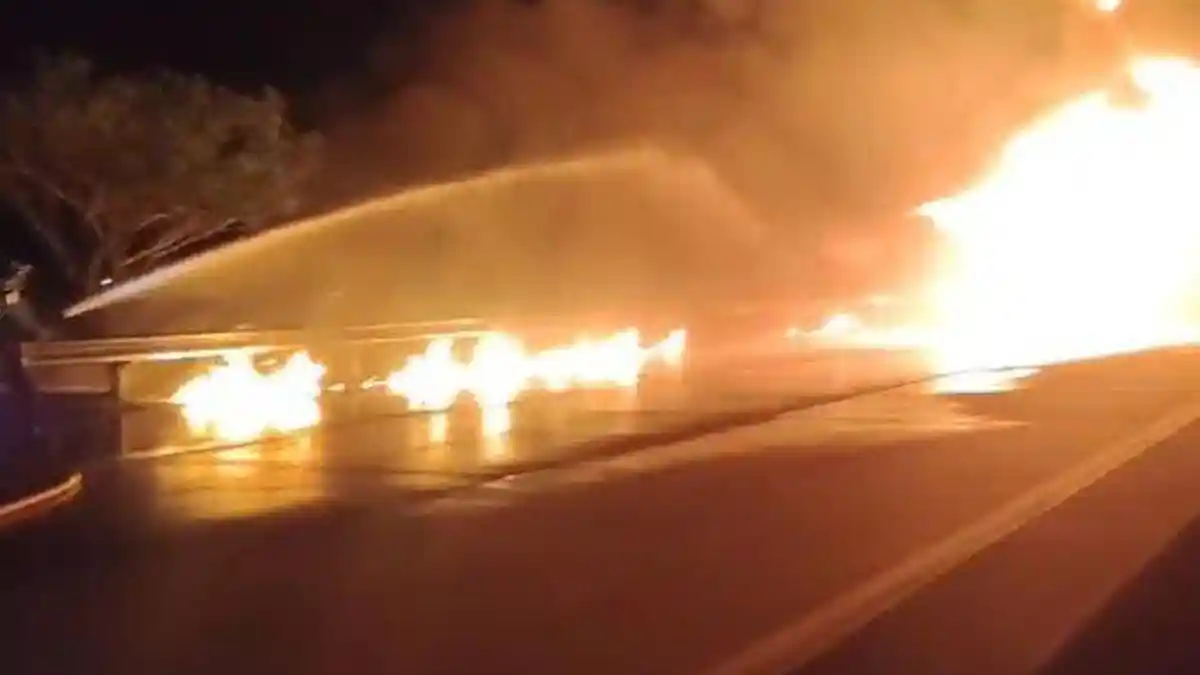 Truk Tangki Milik Pertamina Terbakar di Jalur Tol Ngawi, Kobaran Api Terlihat Sangat Besar