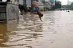 Bermain Manfaatkan Banjir Kampung Melayu