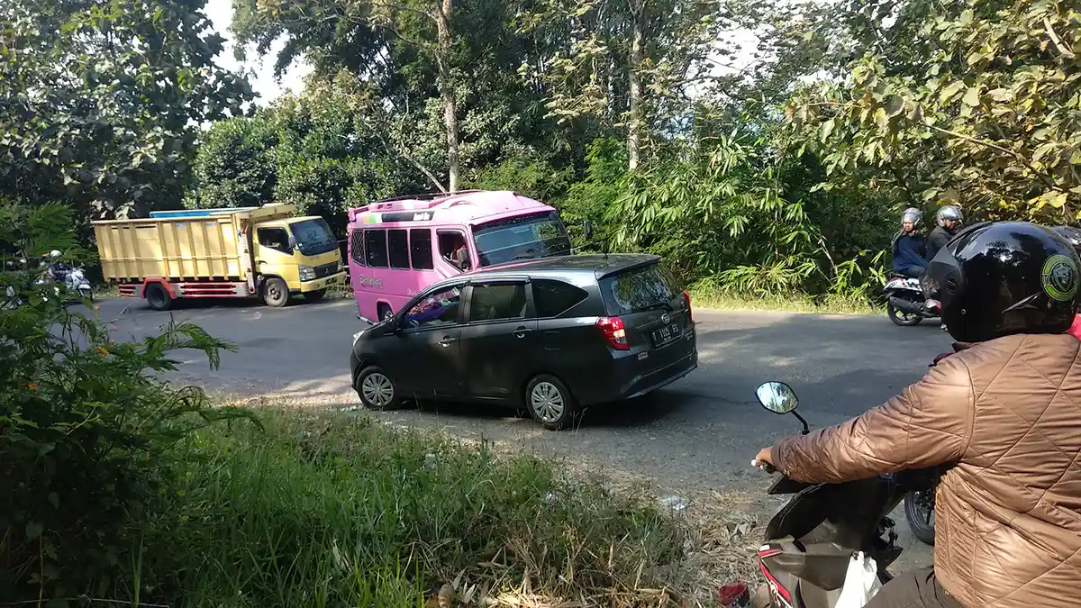 Mendahului di Tikungan Menanjak, Elf Tabrak Minibus di Jalan Raya Cikijing