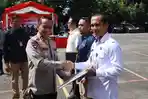 kanim-makassar-terima-penghargaan-kapolda-sulsel.jpg