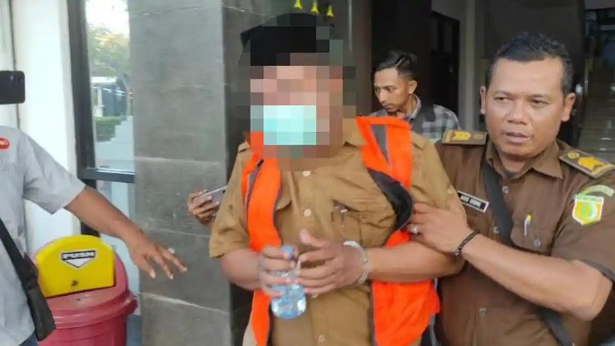 Eks Anggota DPRD Jatim Mainkan Proyek Sekolah Rp 1,3 Miliar, Kejari Gresik Berlakukan Tahanan Rumah