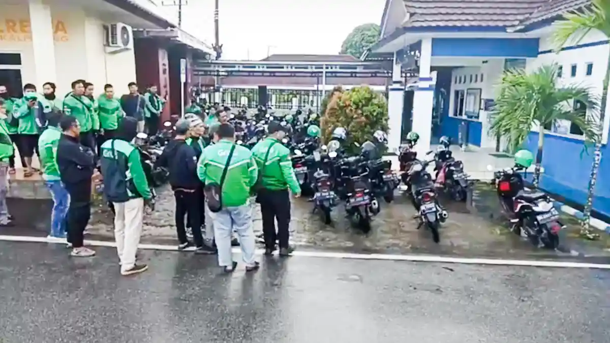 Diduga Mendapatkan Intimidasi dari Pemilik Restoran, Puluhan Ojol Datangi Polresta Pangkalpinang