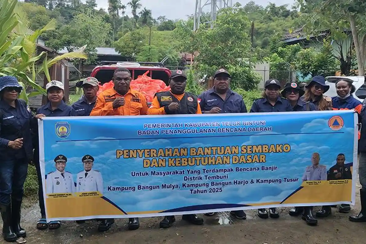 BPBD Teluk Bintuni Bagikan 300 Paket Sembako untuk Warga Terdampak Banjir di Tohiba dan Tembuni