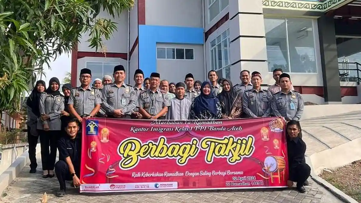 Imigrasi Banda Aceh Bagi Takjil Untuk Masyarakat