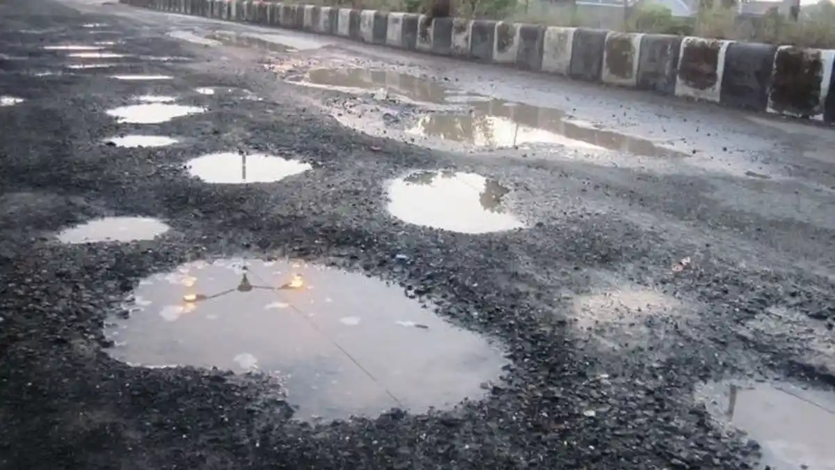 Tak Banyak yang Tahu, Ternyata Ada Fakta Ini Seputar Kecelakaan Akibat Jalan Berlubang