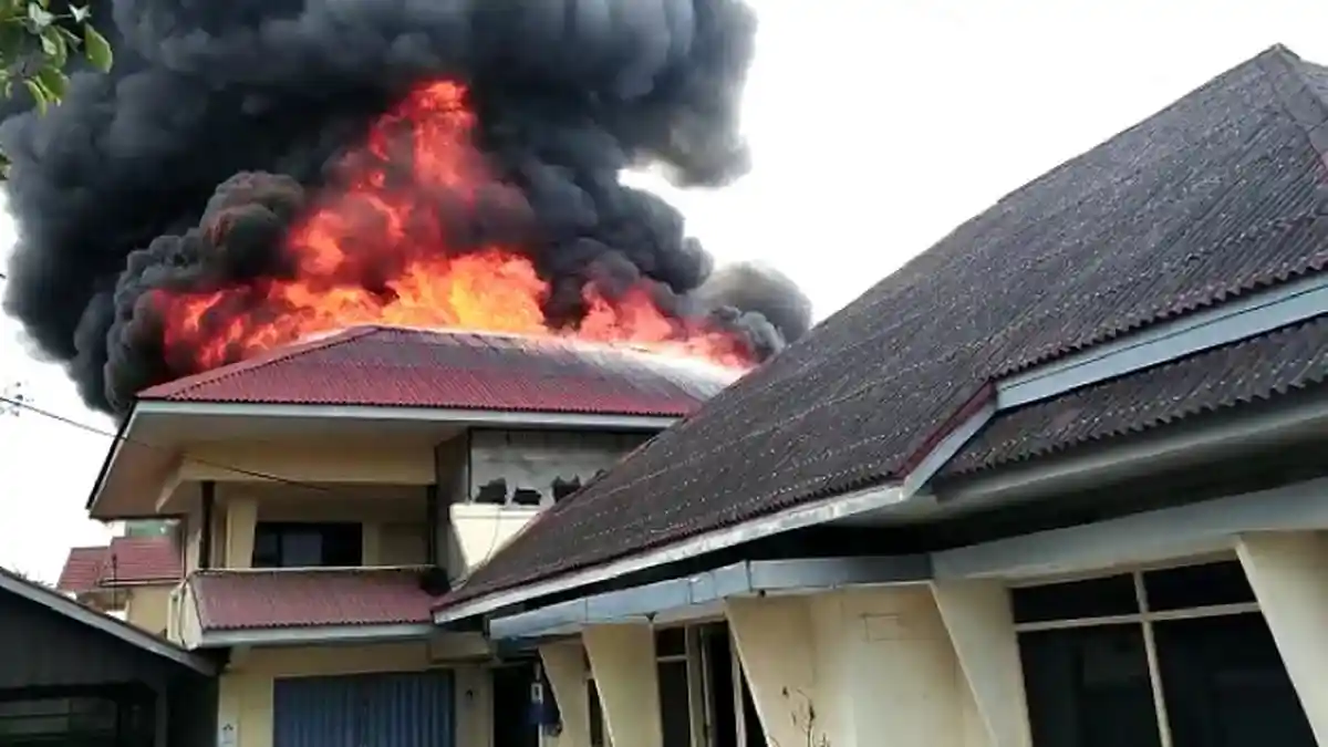 BREAKING NEWS - Satu Unit Kantor dan Rumah Terbakar di Jalan Samudera Belakang Tangsi, Padang