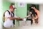 Petugas TPS Pakai Seragam Sekolah Dasar