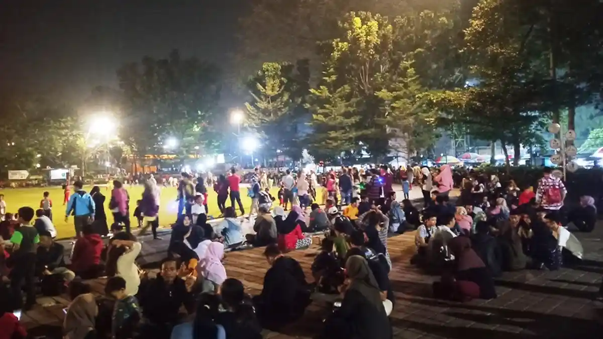 Datang ke Lapangan Sempur Bogor, Pengunjung Habiskan Malam Minggu dengan Menatap Rumput