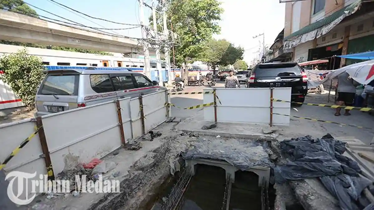Berita Foto: Bobby Nasution Minta Maaf, Banyak Warga Keluhkan Jalan Rusak ke Anggota DPRD Medan - 19062023_JALAN-RUSAK_ABDAN-SYAKURO-4.jpg