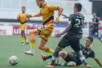 Pemain-Dewa-United-dikawal-dua-pemain-Persikabo.jpg