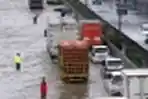 Diguyur Hujan Lebat, Tol Japek Kebanjiran