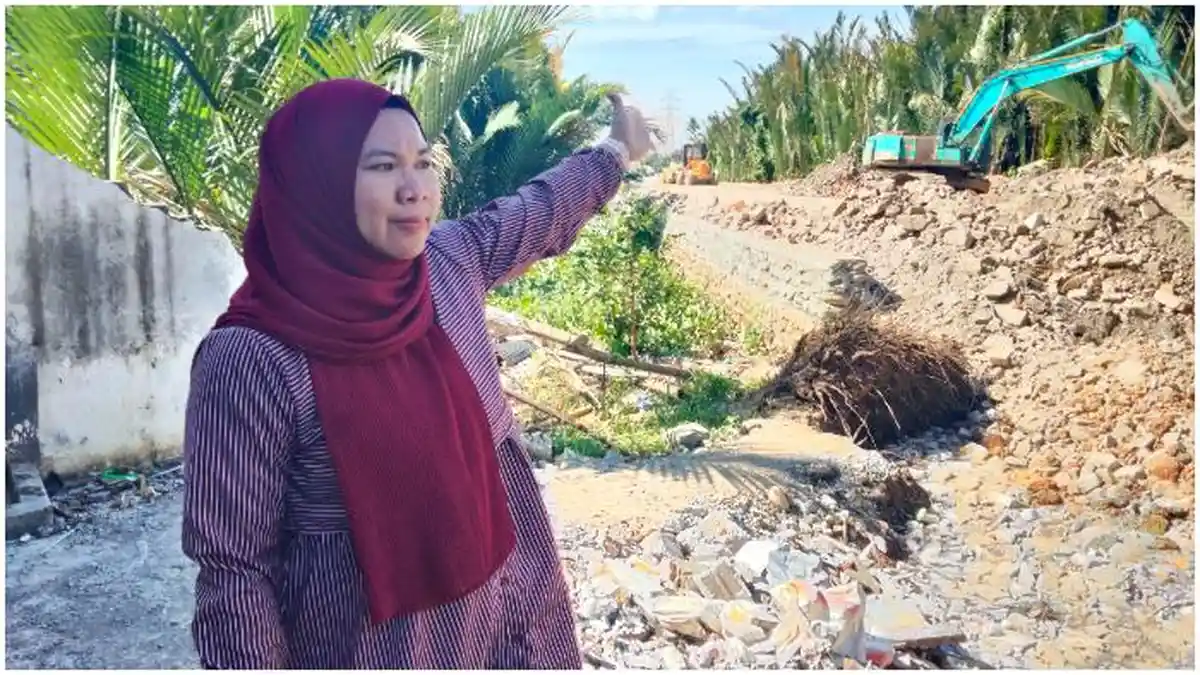 Sosok Wanita Kerudung Merah Hentikan Paksa Alat Berat di Pinggir Sungai  Tallo, Viral di Makassar - Tribun-timur.com