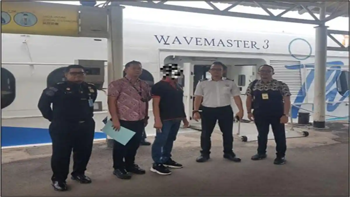 Imigrasi Batam Deportasi Satu WNA Asal Singapura, Kencing Sembarangan saat Mabuk