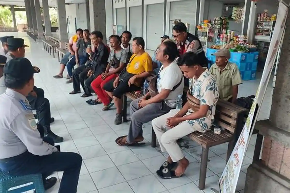 Penumpang Diserobot Travel, Sopir Angkutan Terminal Gilimanuk Curhat