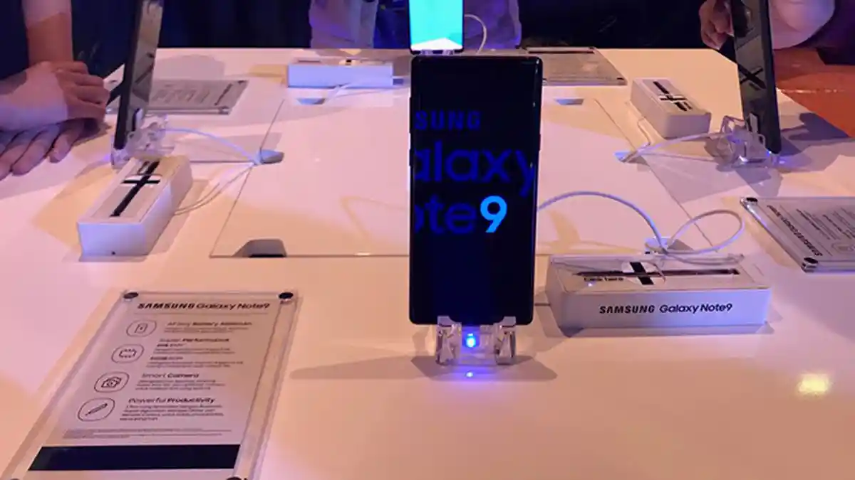 Kabarnya Samsung Lagi Siapkan Ponsel dengan Kamera Selfie di Belakang Layar