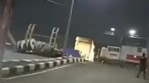 Tampak-sebuah-truk-trailer-sebelum-di-tabrak-KA-Brantas-di-Semarang.jpg
