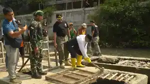 Hasto-Turun-Langsung-Pimpin-Kerja-Bakti-Bersihkan-Sungai-Code.jpg