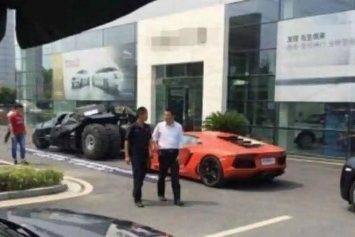 Pria China Blokir Toko Land Rover dengan Batmobile