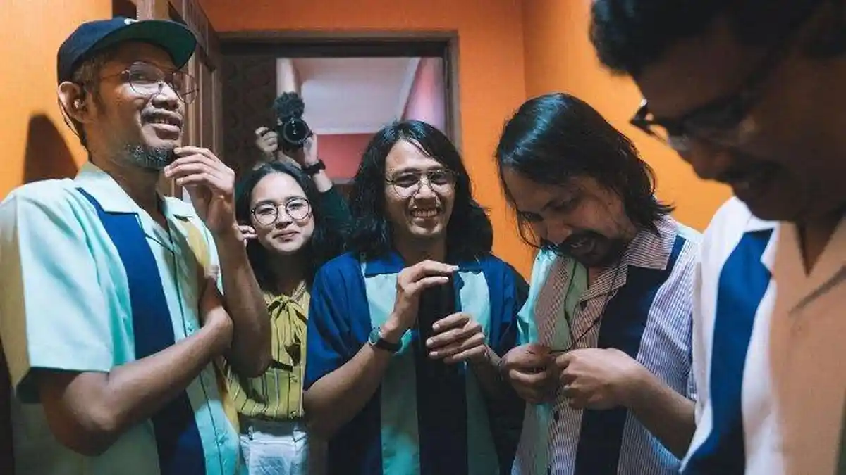 Lirik dan Chord Kunci Gitar Konservatif - The Adams: Siang Kusaksikan Engkau Terduduk Sendiri