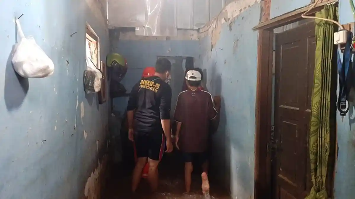 Tembok Rumah Warga Jebol, Permukiman Warga di RT 6 RW 7 Kelurahan Makasar Terendam Banjir