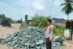 Perbaikan Jalan Rusak di Lampung Tengah Terwujud Berkat Program Polsek Manjaw di Kampung