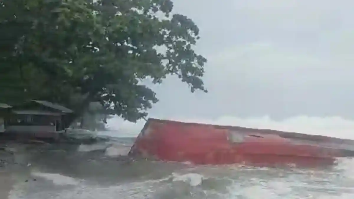 Perahu Terlempar ke Darat Usai Dihantam Cuaca Buruk dan Gelombang Tinggi di Pantai Selatan Garut
