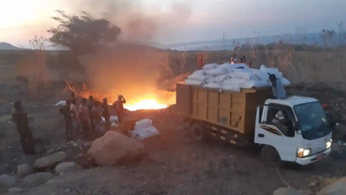 Kejari Maumere Bakar Ribuan Karung Berisi Pakaian Rombengan