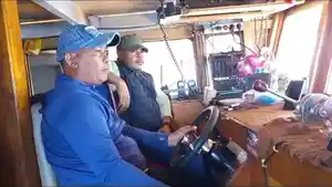 Adi-nahkoda-Kapal-Motor-KM-Ghazi-Amal-Putra-saat-berlayar-dari-Pulau-Ende.jpg