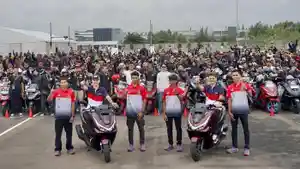 20250205_pembalap-Honda-Racing-Team-berfoto-bersama-500-bikers.jpg