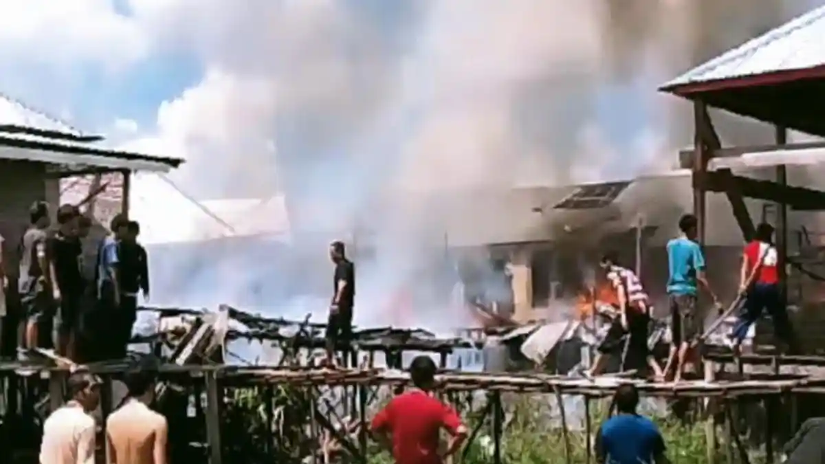 Tiga Rumah Panggung di Tulung Selapan OKI Terbakar, Jalan Sempit Buat Petugas Kesulitan Padamkan Api