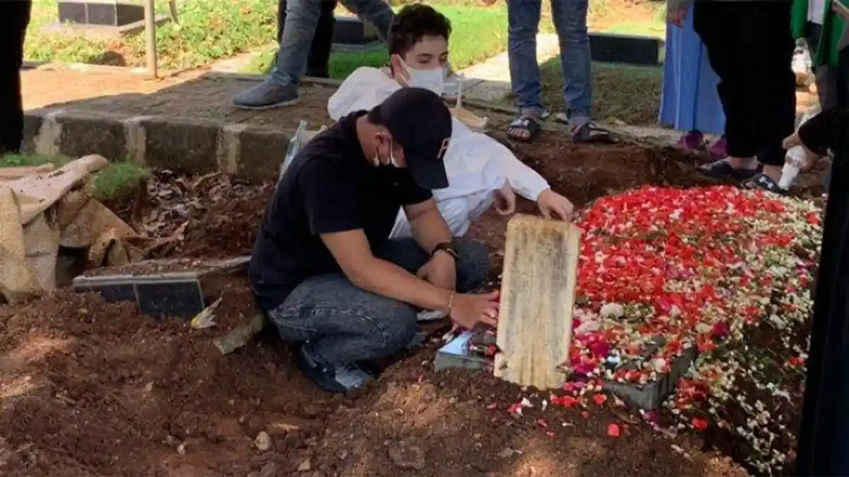 Zarno Menangis saat Pemakaman Jane Shalimar, Batal Lakukan Hal Ini