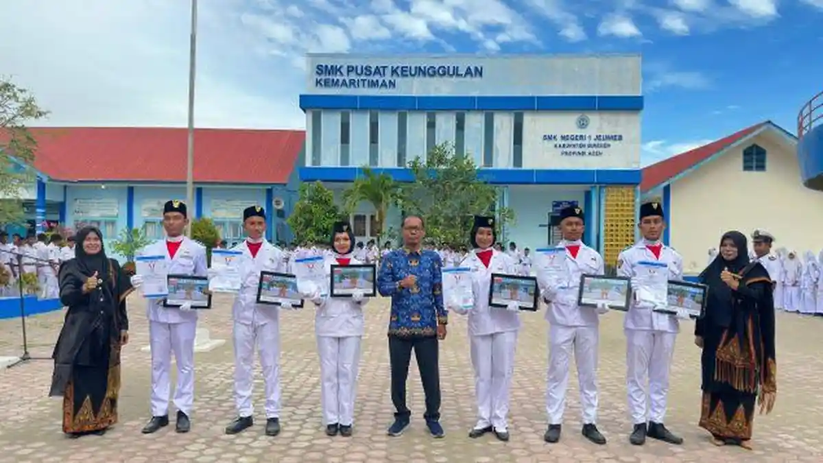 Enam Siswa SMKN 1 Jeunieb Terima Penghargaan pada Peringatan Hardikda