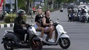 turis-di-bali-berulah-ilustrasi-wisatawan-asing-di-bali-naik-motor-tanpa-helm.jpg