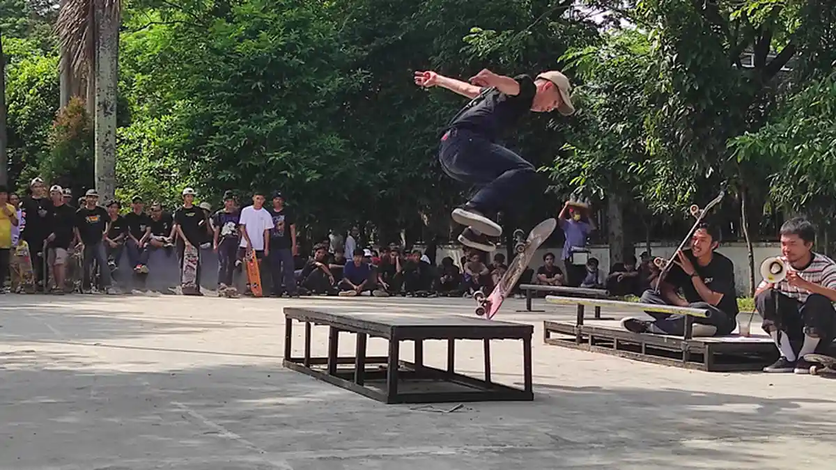 Puluhan Skater Keliling Pusat Kota Medan Peringati Hari Skateboarding Sedunia