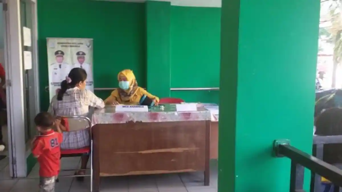 Atap Jebol, Pelayanan Puskesmas Putri Ayu Lumpuh