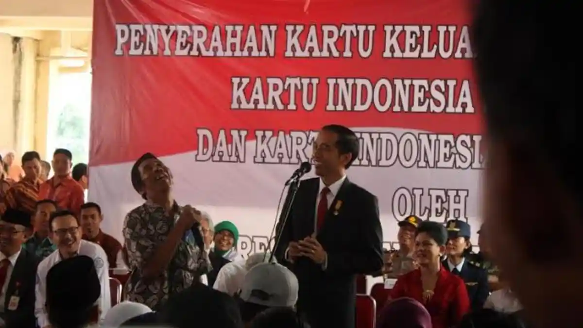 Satu Tahun Jadi Presiden, Jokowi Disebut Masih Humoris