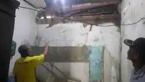 Warga-memperlihatkan-kerusakan-rumah-di-Desa-Kutalanggeng.jpg