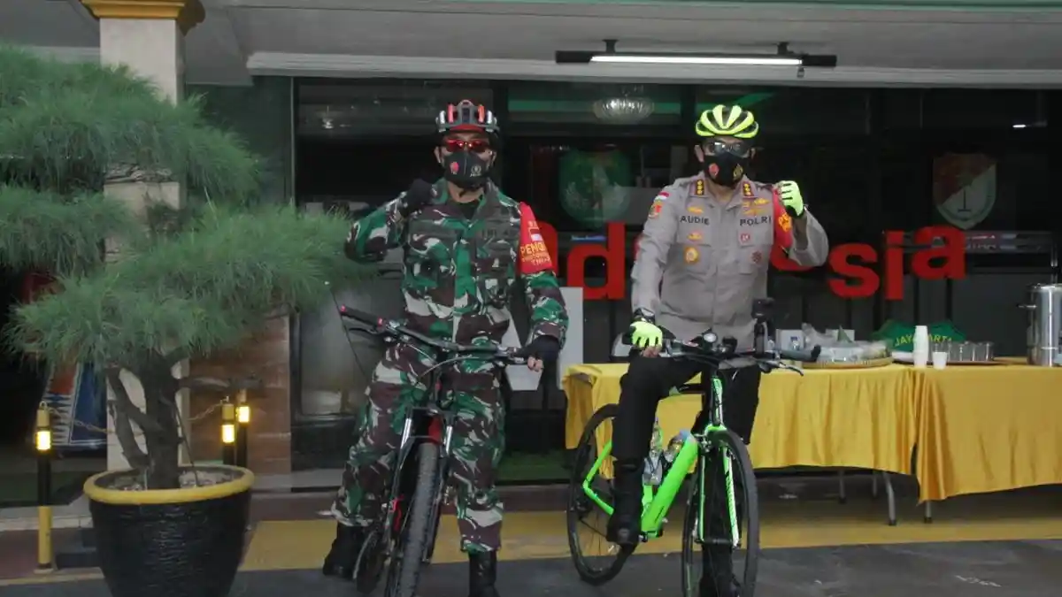 TNI dan Polri Edukasi Protokol Kesehatan Warga dengan Patroli Bersepeda