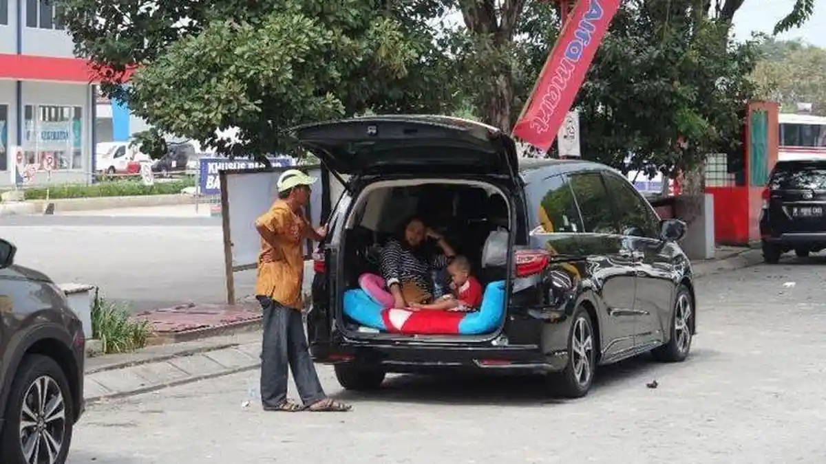 Jangan Lakukan, Berbahaya! Begini Risiko Gelar Kasur di atas Kabin Mobil saat Perjalanan Mudik