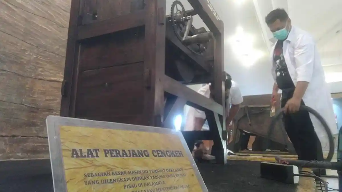Lima Petugas Lakukan Konservasi 43 Koleksi Museum Kretek Kudus