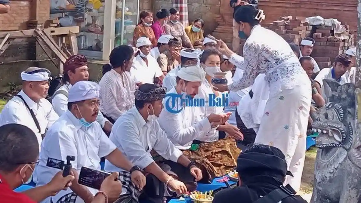 Viral Berpose Tanpa Busana di Kawasan Suci Pura Babakan, Bule Asal Rusia Jalani Upacara Pembersihan