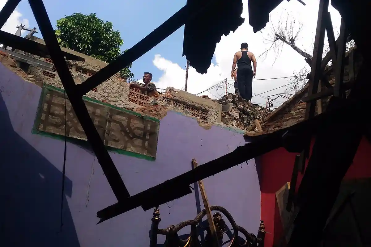 Dikira Suara Pesawat, Marsiti Kaget Lihat Mobil Menggantung di Atap Kamar