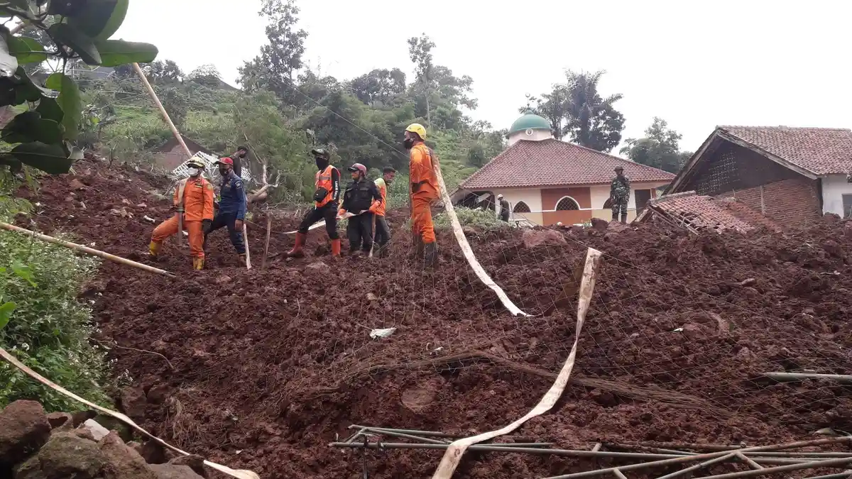 Lima Jam Tertimbun Tanah,  Lansia 80 Tahun Selamat Dari Longsoran di Cimanggung