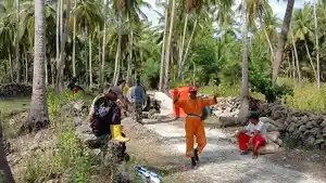KEPULAUAN-SELAYAR-Warga-gotong-royong-bangun-jalan-secara-swadaya.jpg