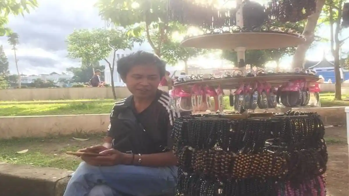 Nasib Pedagang Aksesoris di Jam Gadang, Penghasilan Terancam Saat Razia dan Hujan Datang